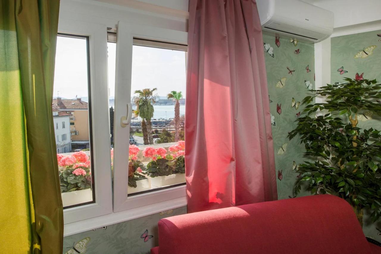 Beach Apartment Butterfly With Sea View Split Exterior photo